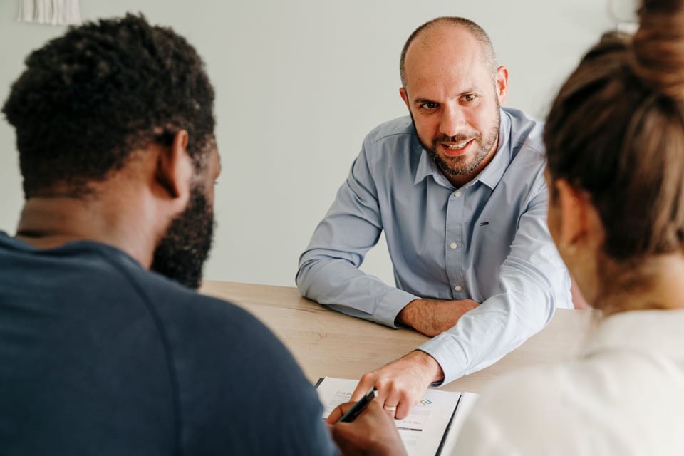 Un conseiller We Invest en rendez-vous avec des clients