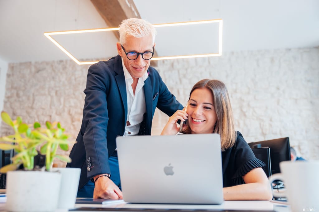 Deux conseillers We Invest travaillant ensemble au bureau