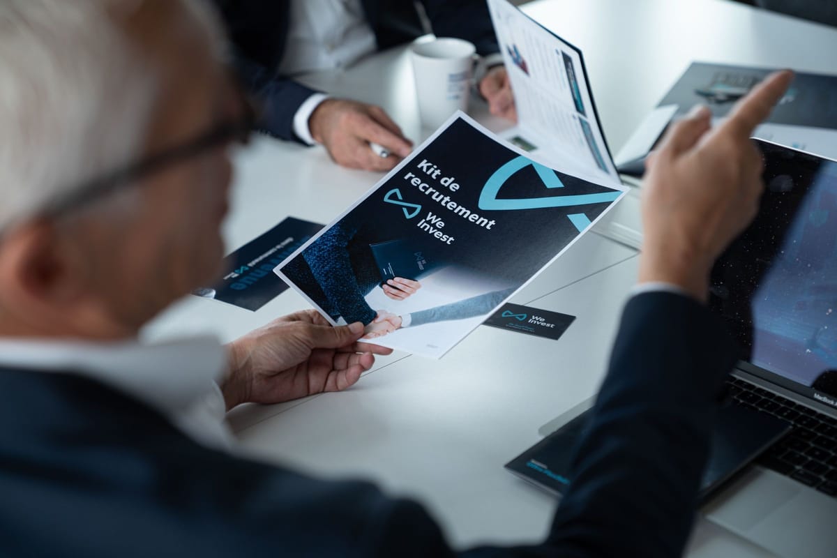 Un candidat consulte le kit de recrutement We Invest