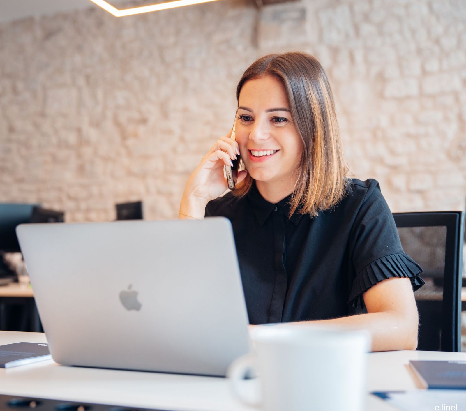 Une conseillère We Invest au téléphone dans son agence