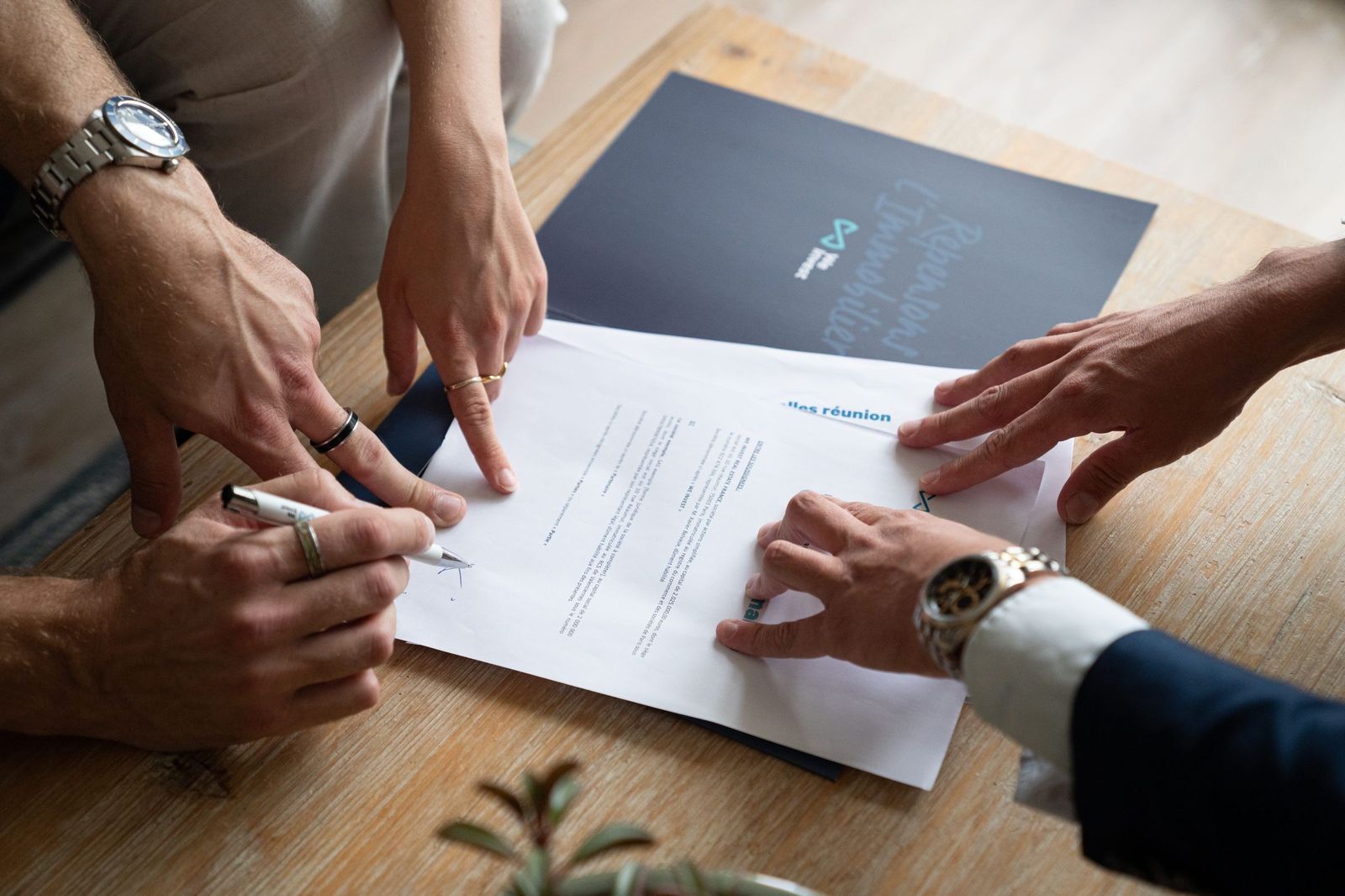 Signature d’un dossier We Invest autour d’une table