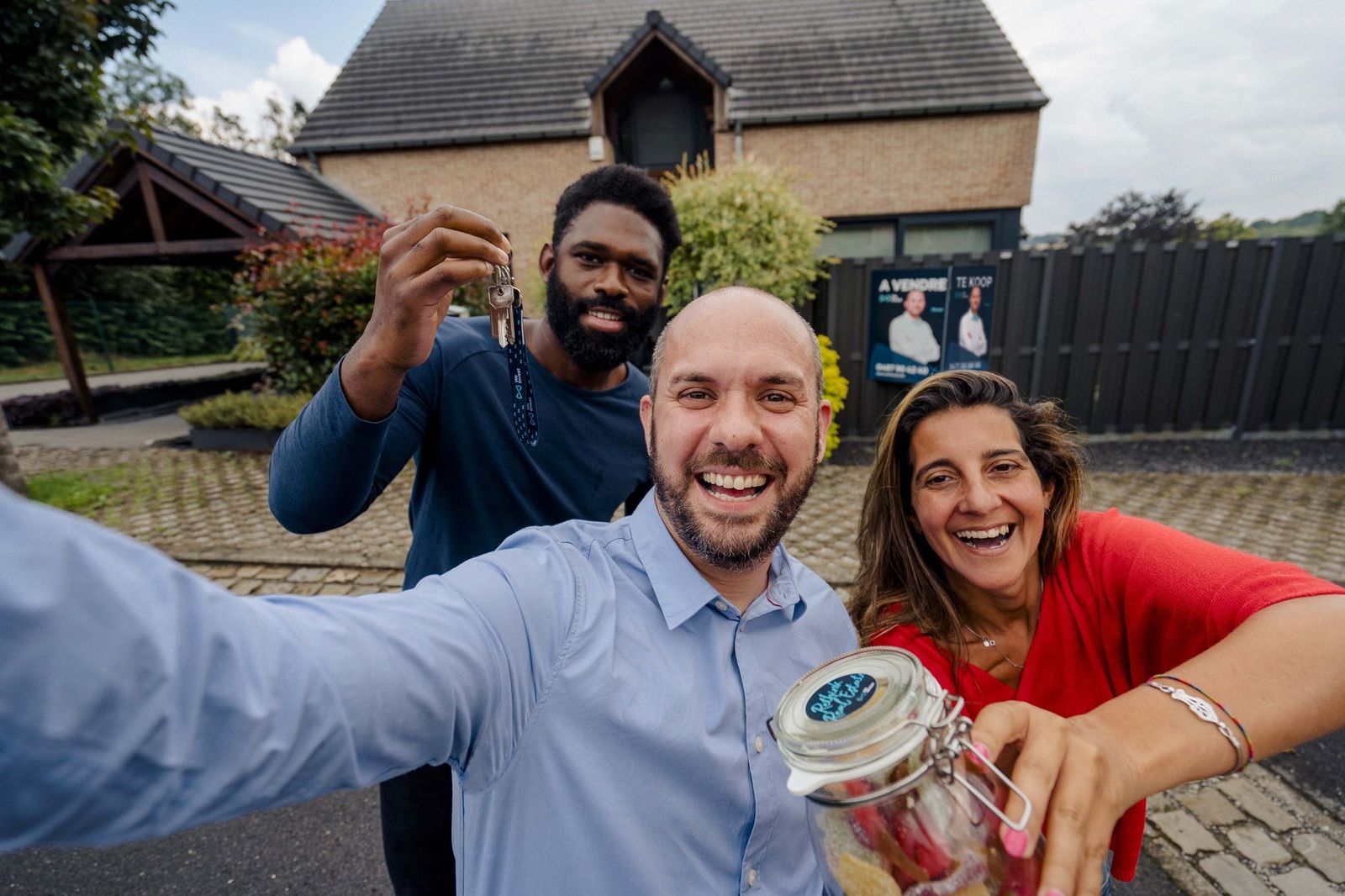 Des clients We Invest fêtent la vente de leur maison, clés en main