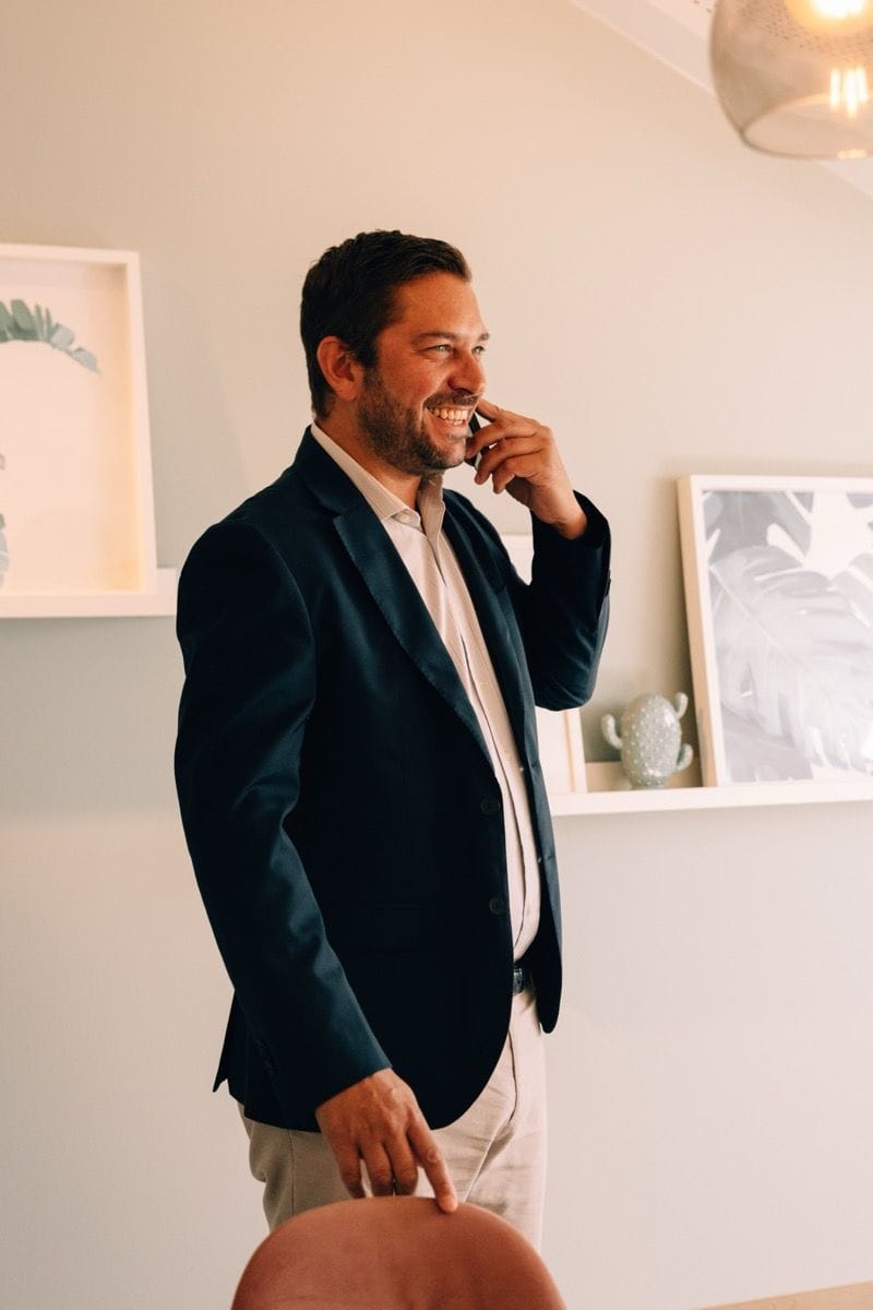 Un conseiller We Invest, souriant, au téléphone dans son agence
