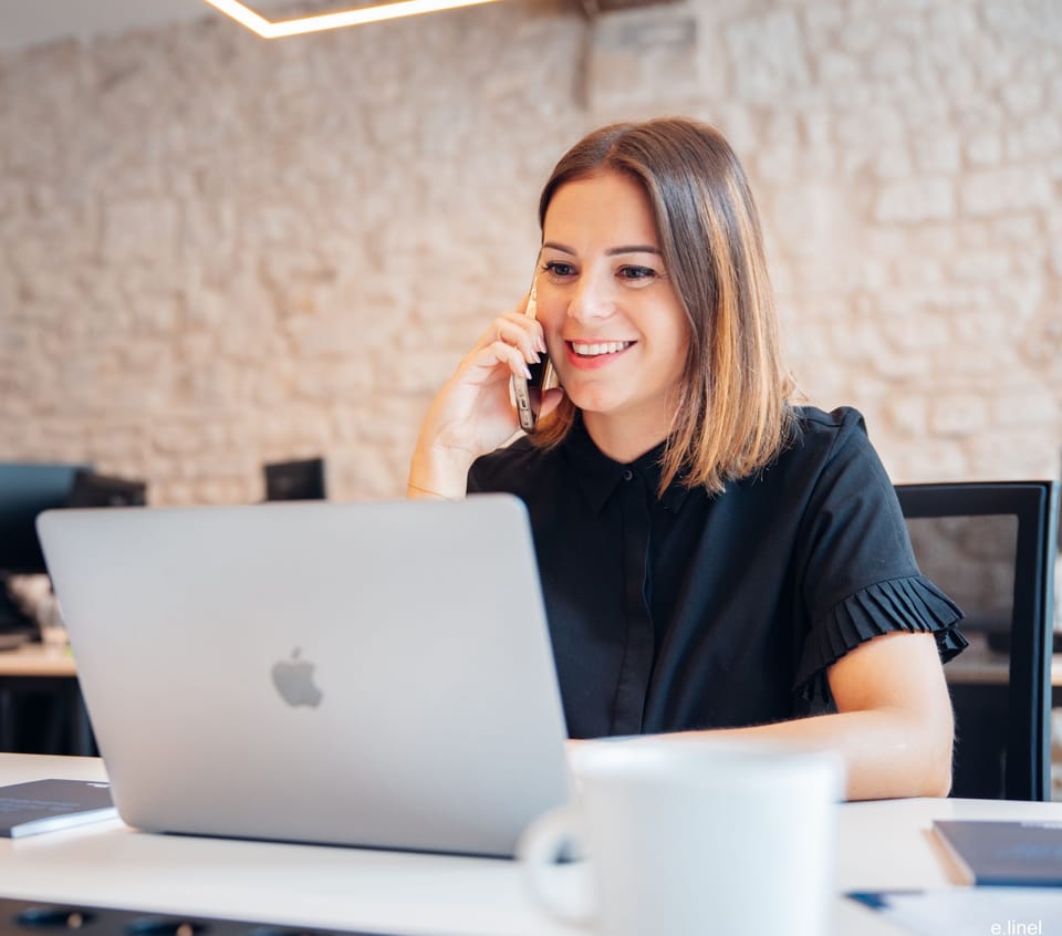 Une conseillère We Invest au téléphone dans son agence